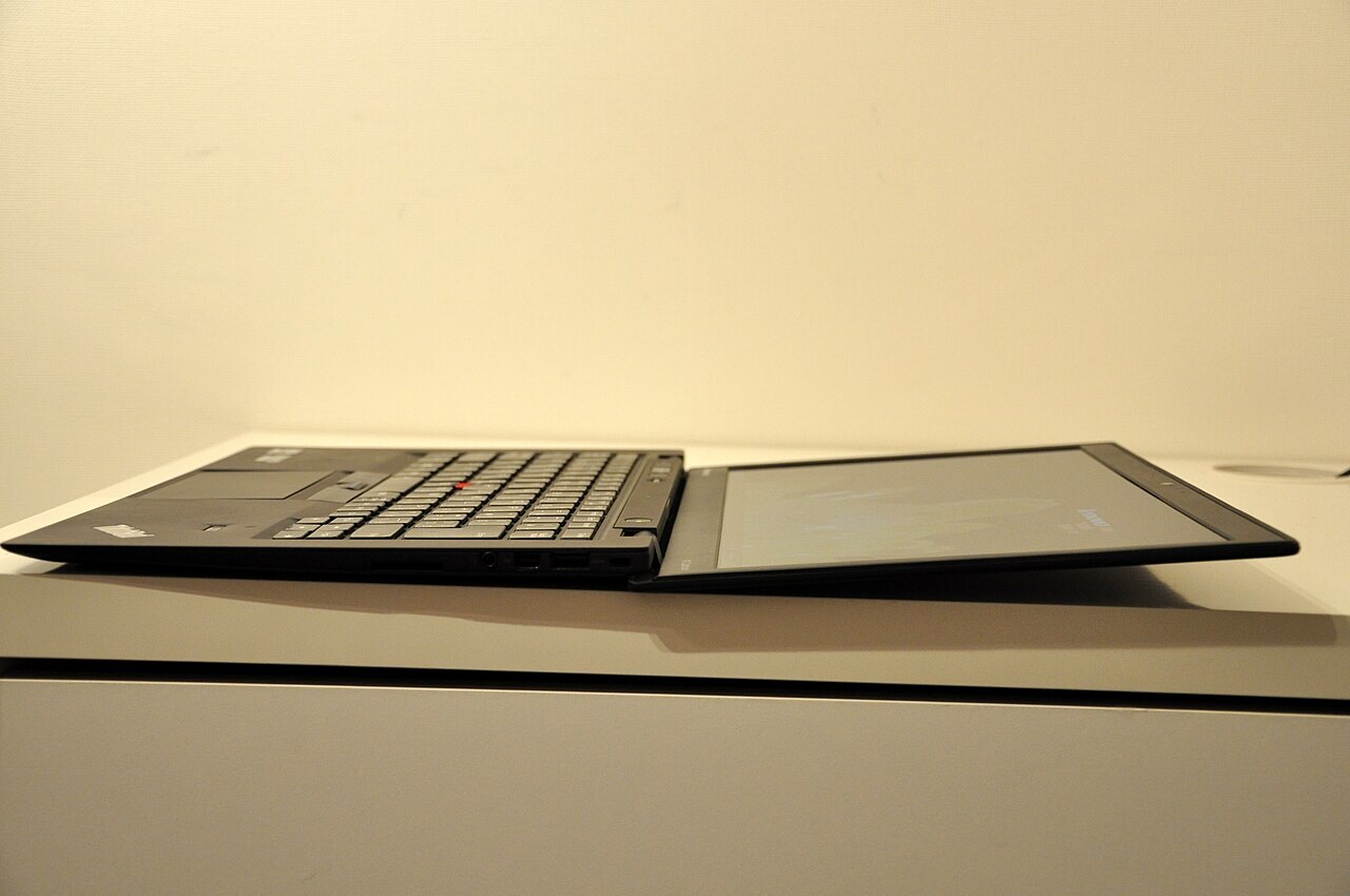 ThinkPad X1 Carbon Gen 9 mỏng nhẹ cho dân văn phòng