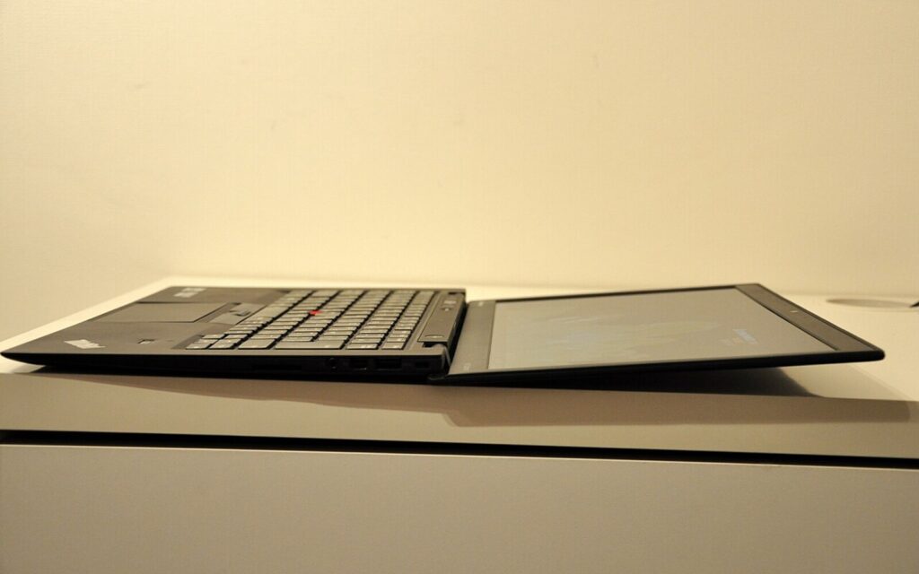 ThinkPad X1 Carbon Gen 9 số 1 cho dân văn phòng