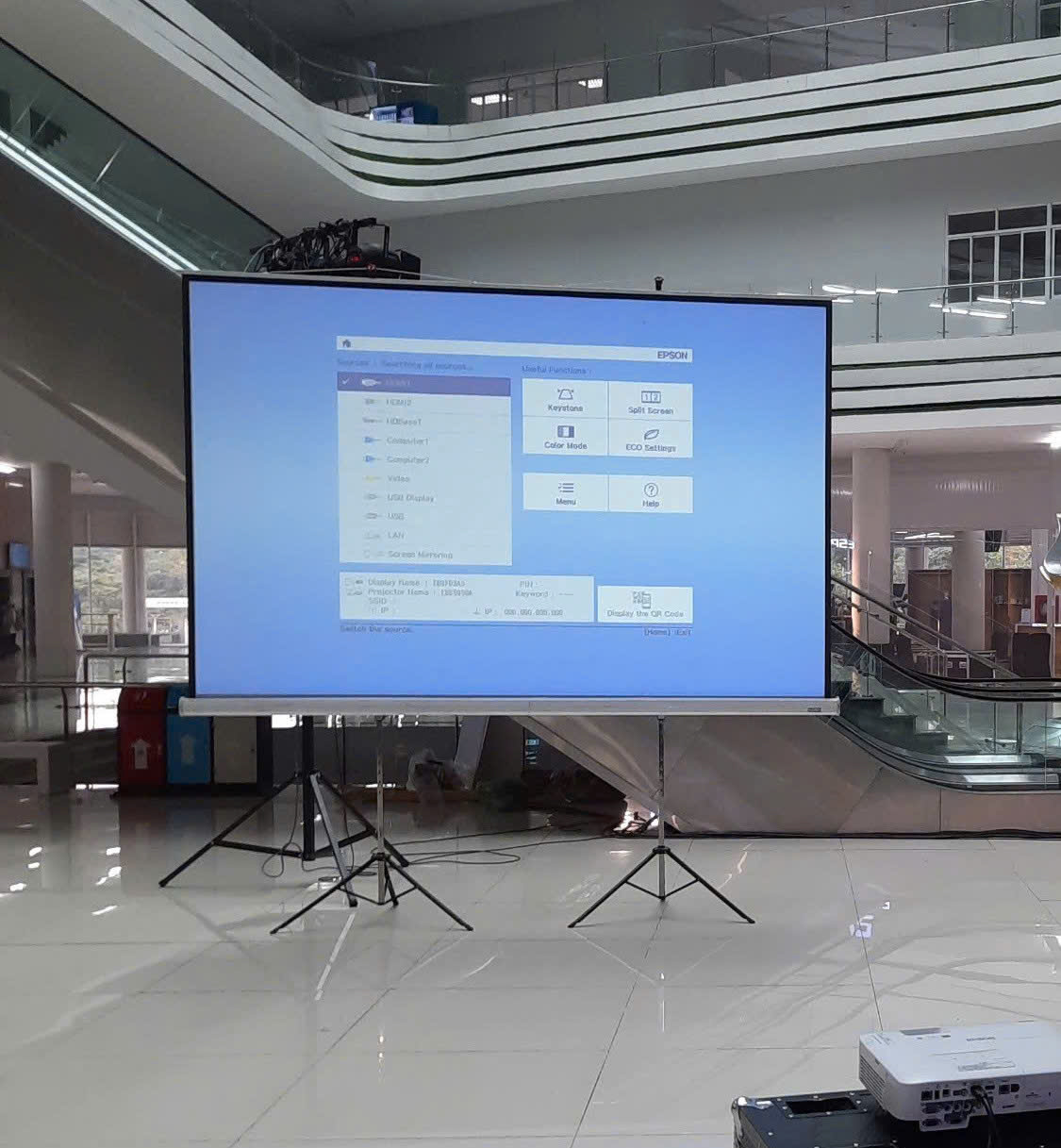 Thuê máy chiếu và màn chiếu lắp đặt tận nơi tại TPHCM