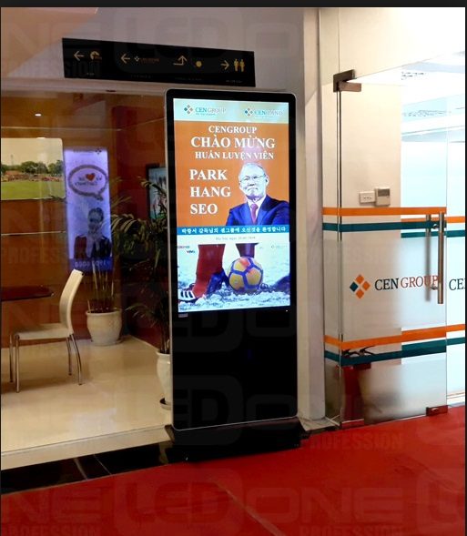 Màn hình quảng cáo standee điện tử đặt tại sảnh văn phòng doanh nghiệp