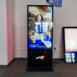 Cho Thuê Standee Điện Tử Cảm Ứng Giá Rẻ TPHCM – Giao Hàng Tận Nơi
