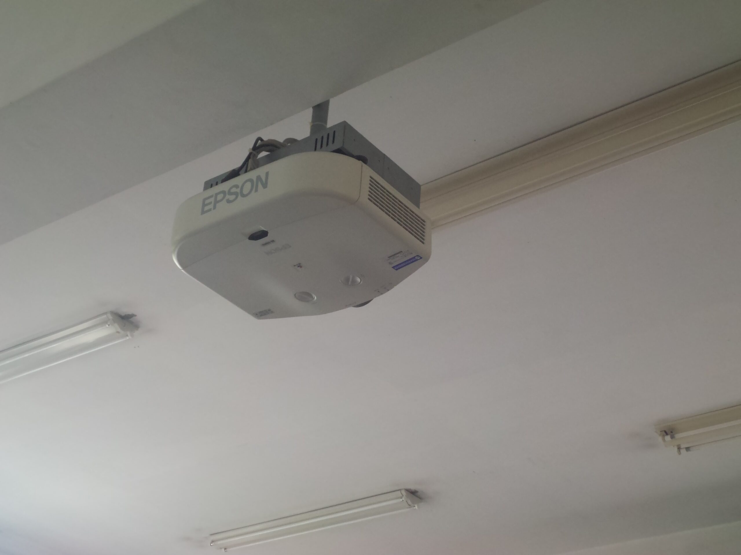 Máy chiếu Epson EB-L520U 5200 Ansi Phòng Họp dạng treo trần